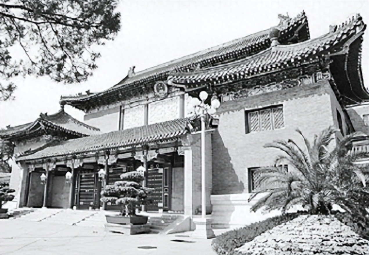 _中南海为何不挂“中央人民政府”牌匾？周总理反对，伟人指出缘由_中南海为何不挂“中央人民政府”牌匾？周总理反对，伟人指出缘由