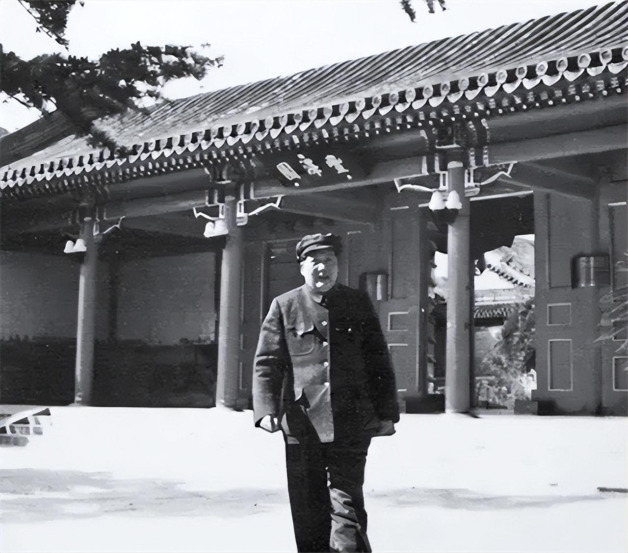 中南海为何不挂“中央人民政府”牌匾？周总理反对，伟人指出缘由_中南海为何不挂“中央人民政府”牌匾？周总理反对，伟人指出缘由_