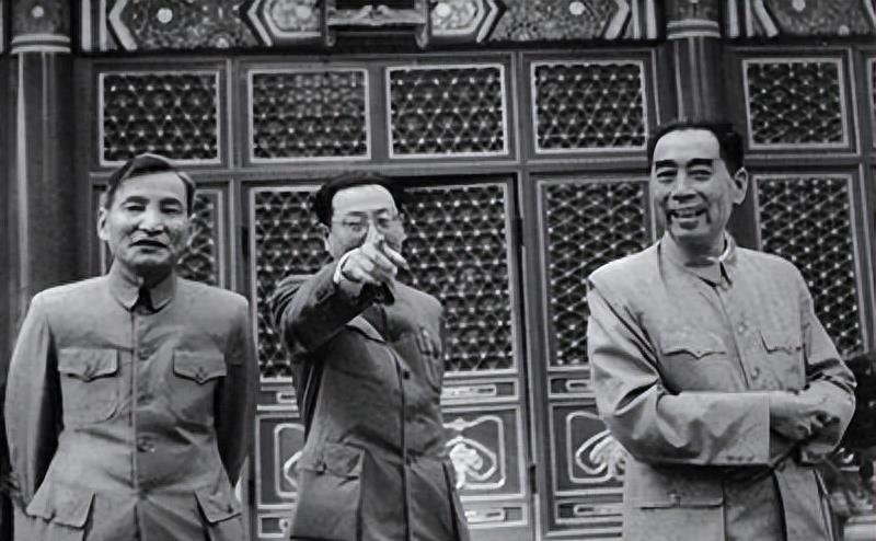 中南海为何不挂“中央人民政府”牌匾？周总理反对，伟人指出缘由__中南海为何不挂“中央人民政府”牌匾？周总理反对，伟人指出缘由