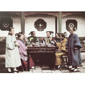 母亲为妾多年，去世后族人不准走正门出殡，儿子一举挽回母亲尊严